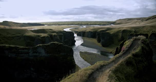 Fjadragljufur říční kaňon, strmé skalní stěny, pomalý výstřel vpřed, Island. Horní pohled — Stock video