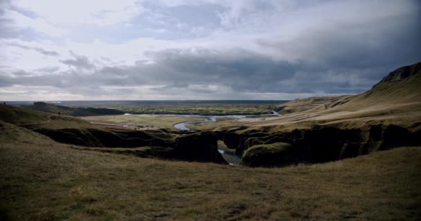 Fjadragljufur desfiladeiro do rio, paredes de rocha íngremes, tiro para a frente lento, Islândia. Tiro largo — Vídeo de Stock