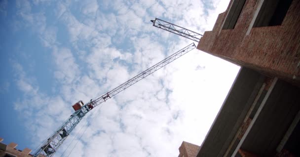 Guindaste no canteiro de obras, apartamentos de arquitetura. Tiro largo — Vídeo de Stock