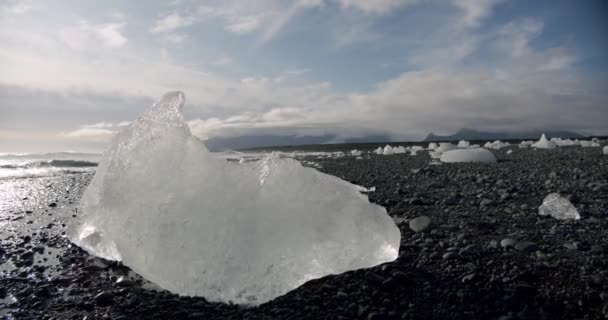 Hielo de cristal que se derrite en la playa volcánica de Diamond en Islandia o Jokulsarlon. V2 — Vídeos de Stock