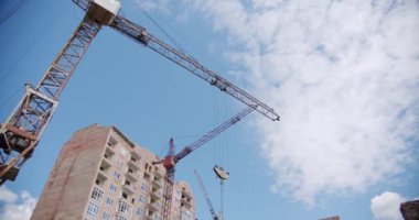 İnşaat alanında Crane, mimari daireler. Geniş açı V5