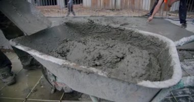 İnşaat alanındaki müteahhit çimento ve hazırlık döker..