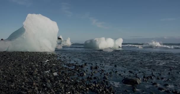 Křišťálové tání ledu na sopečné pláži v Diamond Beach na Islandu nebo Jokulsarlon. Provoz za ledovci — Stock video