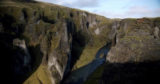 Fjadragljufur flodkanjon, branta klippväggar, långsamt framåt skott, Island. Statisk — Stockvideo