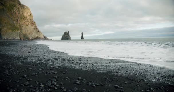Stranden Bblack sand och dess klippformationer Reynisfjara, Vik Island Reynisfjara. — Stockvideo