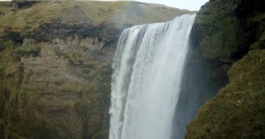 İzlanda 'nın güneyindeki Skogafoss Şelalesi. Yüksek su dalgaları Midium 'u vurdu