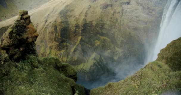 아이슬란드 남부의 스콜가 포스 폭포. 높은 물 이 미디 움을 폭포 꼭대기에서 찍은 사진 — 비디오