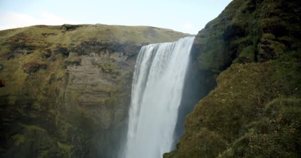 Skogafoss Vattenfall i södra Island. hög vatten kaskader Midium skott V2 — Stockvideo