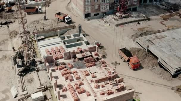 Αεροφωτογραφία Drone του κτιρίου κατασκευής στην πόλη. — Αρχείο Βίντεο