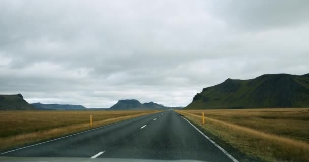 POV visão motoristas perspectiva de estrada na Islândia, vista da janela do carro, movin. Movimento lento Ver 7 — Vídeo de Stock