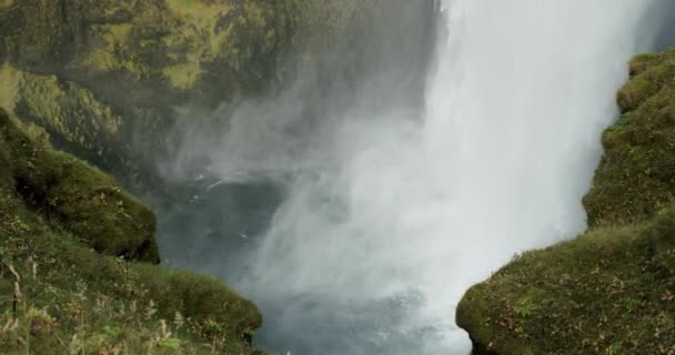 Wodospad Skogafoss na południu Islandii. wysokie kaskady wodne Widok z góry — Wideo stockowe