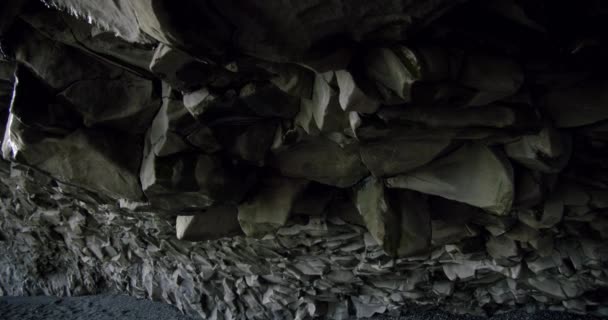 Element kaya mağarası, mağara, Reynisfjara 'nın siyah grafit kayaları, Vik İzlanda Reynisfjara Sahili. — Stok video