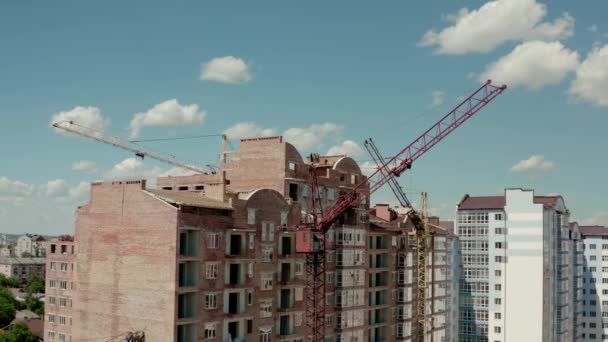 Letecký pohled na stavební jeřáby za slunečného dne. Stavební budova ve městě. V2 — Stock video