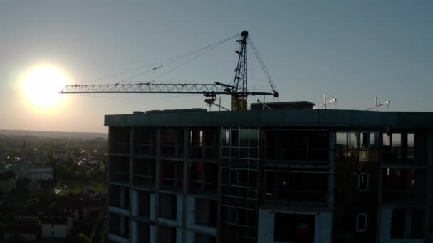Вид с борта воздушного дрона на строительство в Сансет Лайт. Строительная площадка в городе. полет вокруг V2 — стоковое видео