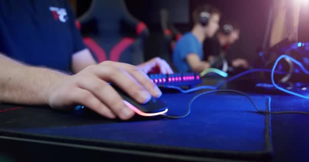 Close-up op de handen van de Gamer Spelen in de Video Game Met behulp van de muis achtergrond met Cool Neon Lights. — Stockvideo