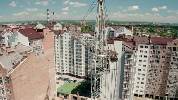 Vista aérea de drones de guindastes de construção em dia ensolarado. Edifício do canteiro de obras na cidade. V8 — Vídeo de Stock