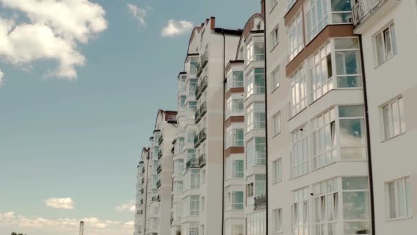 埃里娅 · 德隆俯瞰着一幢有许多窗户和阳台的高楼。飞起来 — 图库视频影像