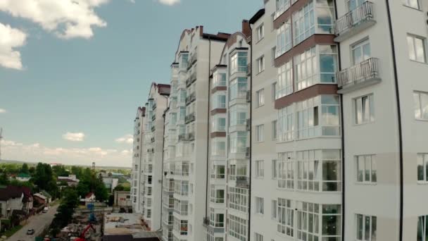 Aeria Drone viewl of a tall residential apartment building with many windows and balconies. Flying up V2 — Stock Video