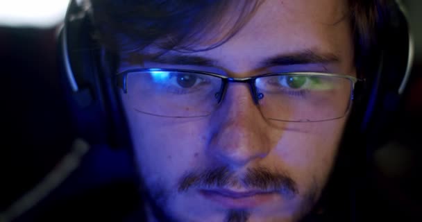 Portret van een gamer die een online videospel speelt. — Stockvideo