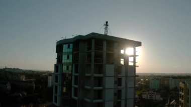 Sunset Light 'taki hava aracı görüntüsü. Şehirdeki inşaat alanı binası. V4 etrafında uçuyor