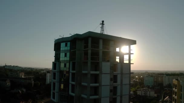 LuchtDrone uitzicht op de bouw in Sunset Light. Bouwplaats gebouw in de stad. vliegen rond V4 — Stockvideo