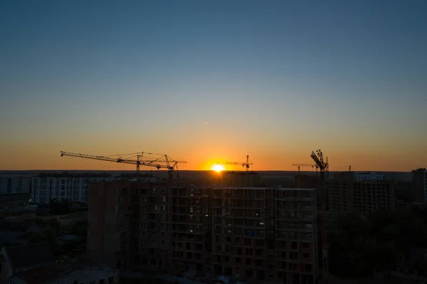 Flygdrönare syn på silhuettByggkranar i Sunset Light. Byggarbetsplatsens byggnad i City. V2 — Stockfoto