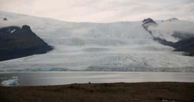 En büyük Buzul İzlanda. İnsansız hava aracı buzullara uçuyor. Küresel ısınma V2 kavramı