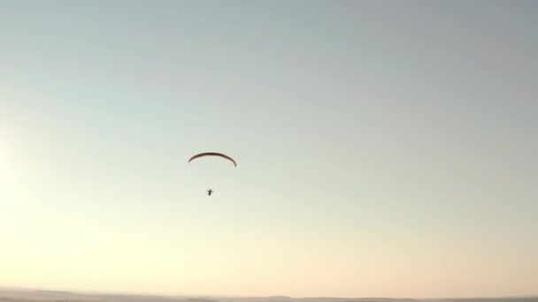 Drone aéreo vista tiro de asa delta mecânica voando no céu azul . — Vídeo de Stock