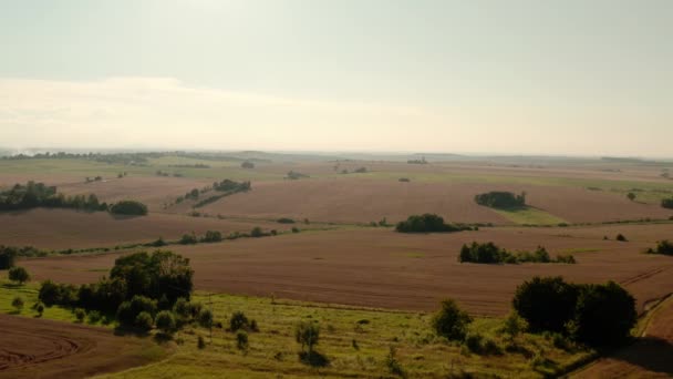 Vista aérea del dron Hermosa naturaleza en el paisaje rural del pueblo , — Vídeo de stock