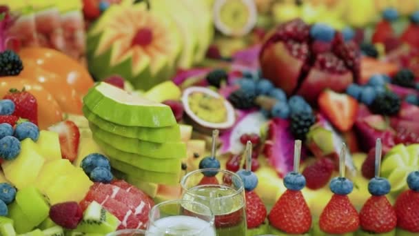 Gyümölcs rendezvény étel vendéglátás. Közelről.. — Stock videók