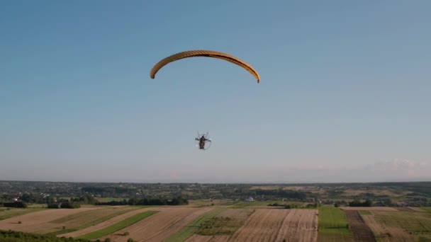 Luchtdrone view shot van mechanische deltavlieger die in de blauwe lucht vliegt. V2 — Stockvideo