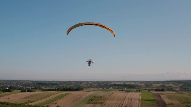 Drone aéreo vista tiro de asa delta mecânica voando no céu azul. V2 — Vídeo de Stock