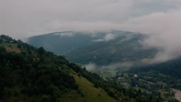 Widok z lotu ptaka na mgliste góry po deszczu V2 — Wideo stockowe