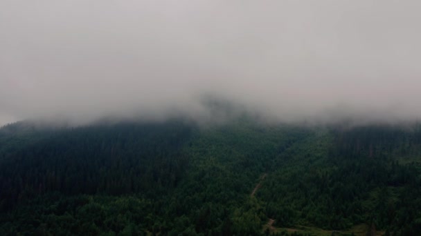 Luftaufnahme über neblige Berge nach Regen V2 — Stockvideo