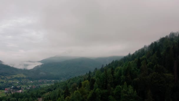 Vista aérea sobre las montañas brumosas después de la lluvia V3 — Vídeos de Stock