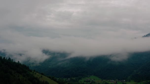 Luftaufnahme über neblige Berge nach Regen V4 — Stockvideo