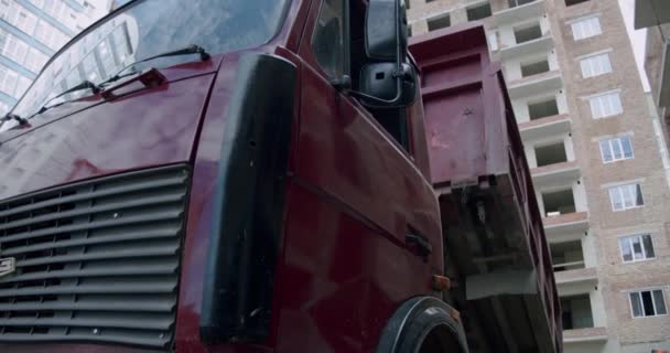 De wielen van een vrachtwagen gaan door een moeras op een bouwplaats. Sluit V2 af — Stockvideo