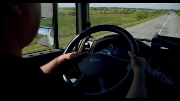 暖かい夏の日に田舎道で車を運転する男のためのトラックドライバービュー。スローモーションV2 — ストック動画