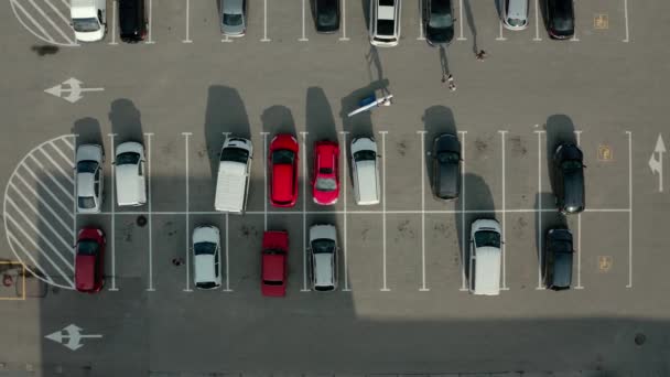 Top Aerial drone pohled auto řízení a zaparkované volné parkovací místo. pohled shora létající drone auta pohybující se a stojící na parkovišti, parkovací koncept. V2 — Stock video
