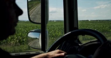 Sıcak bir yaz günü, Man için Kamyon Şoförü Manzarası 'nı kapat. Yavaş çekim