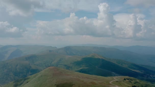 Vista aérea del dron. Montañas verdes sin árboles, sobre un fondo de cielo azul Svydovets Dragobrat V2 — Vídeos de Stock