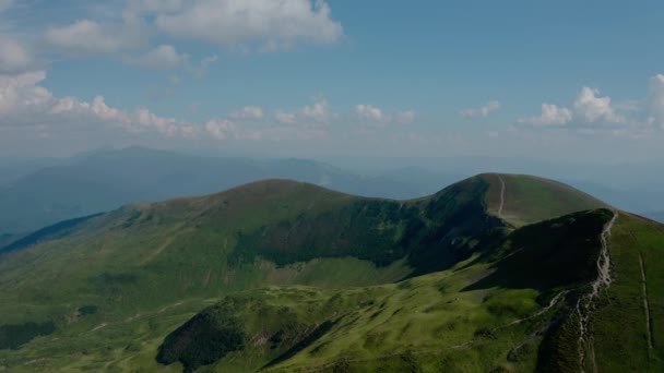 Повітряний дрон. Зелені гори без дерев, на тлі блакитного неба Свидовці Дракобрат V3 — стокове відео