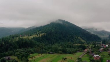 V6 'dan sonra sisli dağların üzerinden hava görüntüsü