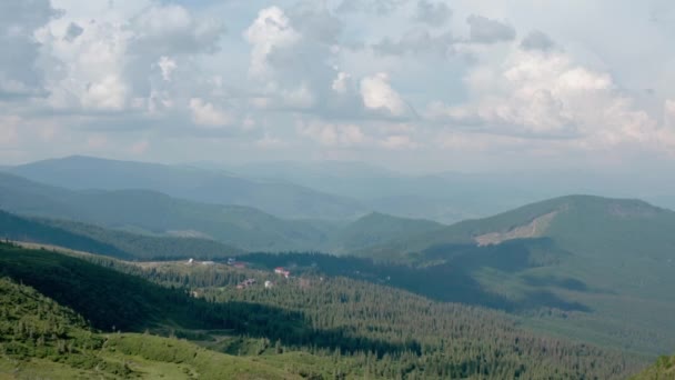 Vista aérea del dron. Montañas verdes sin árboles, sobre un fondo de cielo azul Svydovets Dragobrat V4 — Vídeo de stock