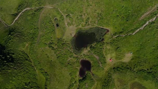 Vista superior del dron aéreo. Montañas verdes sin árboles, Lago en las montañas Svydovets Dragobrat. Ucrania — Vídeo de stock