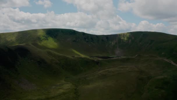 Vue aérienne du dessus du drone. Montagnes verdoyantes sans arbres, Lac dans les montagnes Svydovets Dragobrat. Ukraine V2 — Video