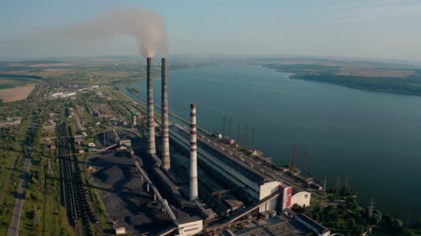 Veduta aerea drone di alte canne fumarie con fumo grigio dalla centrale a carbone. ampia vista V2 — Video Stock
