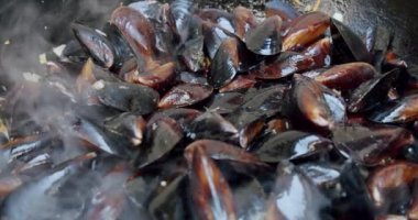 Kapalı kapılar ardında midye kızartma tavası. Yavaş çekim