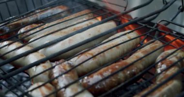 Sosisler açık ateşte kızartılıyor, Yavaş çekim v6 'yı kapatın.