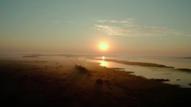 Hava aracı görüntüsü. İlkbaharda gölde güzel, sisli bir şafak. V3